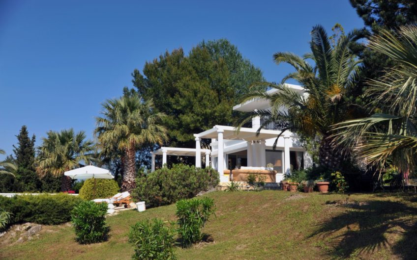 Villa Asteri, Karousades